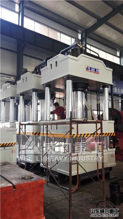 四柱液壓機(jī)車間