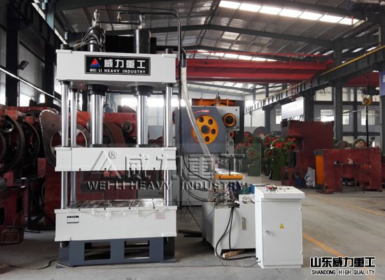 315噸液壓機(jī)車(chē)間