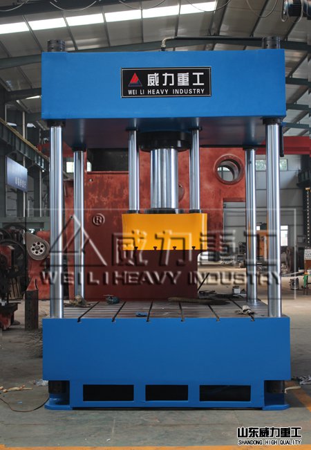 滕州兩梁四柱液壓機(jī)車間