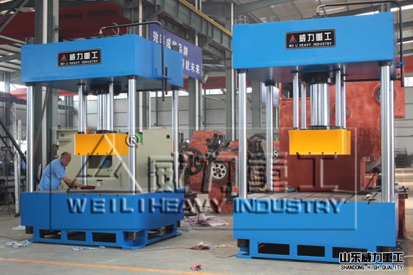 滕州兩梁四柱液壓機(jī)車間