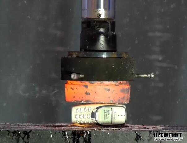 液壓機(jī)燒紅虐手機(jī)