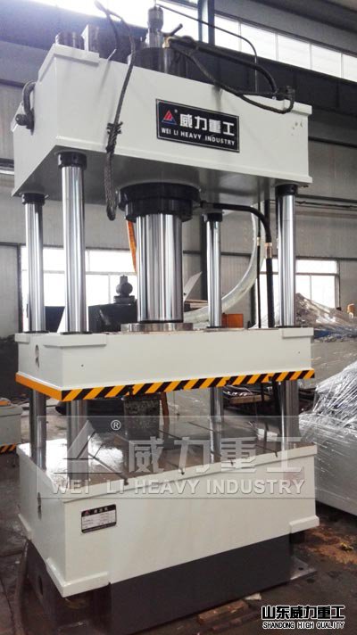 四柱液壓機(jī)車間