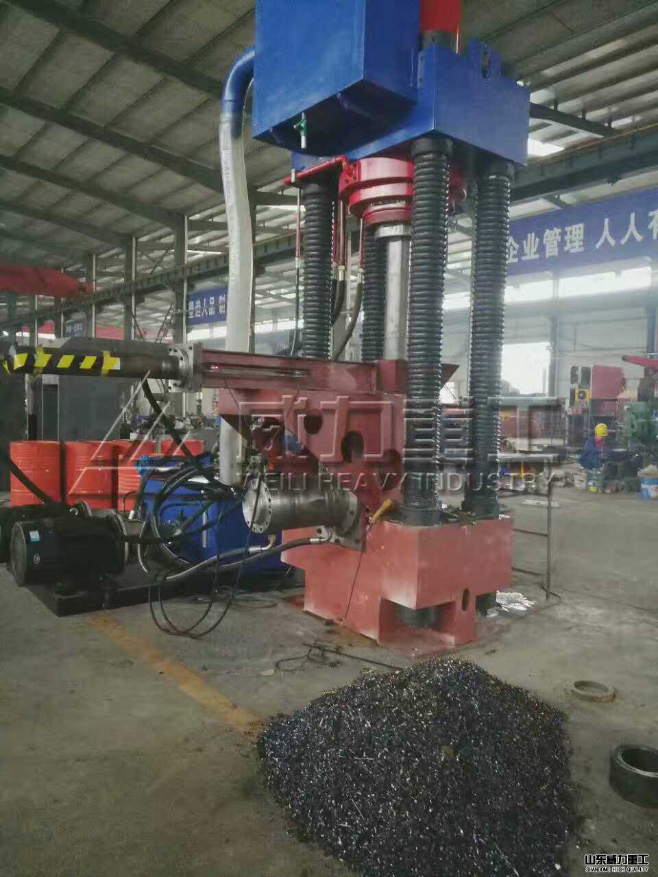 鐵粉壓塊機(jī)車間