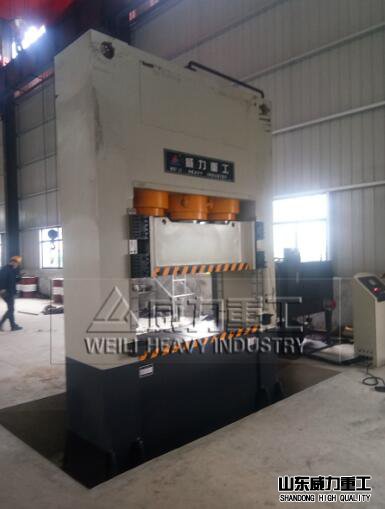 800噸框架式液壓機(jī)客戶現(xiàn)場