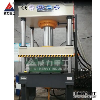 <b>水箱成型油壓機(jī)客戶投入生產(chǎn)</b>