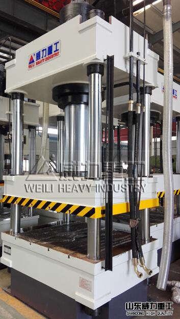 315噸四柱液壓機(jī)車間