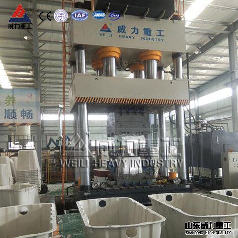 <b>三臺(tái)2000噸化糞池成型液壓機(jī)調(diào)試安裝投入生產(chǎn)</b>