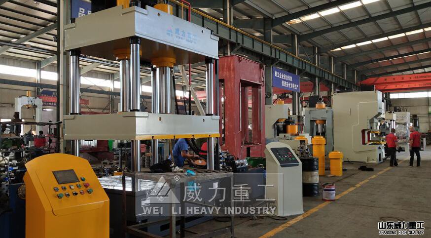 315噸液壓機(jī)車(chē)間