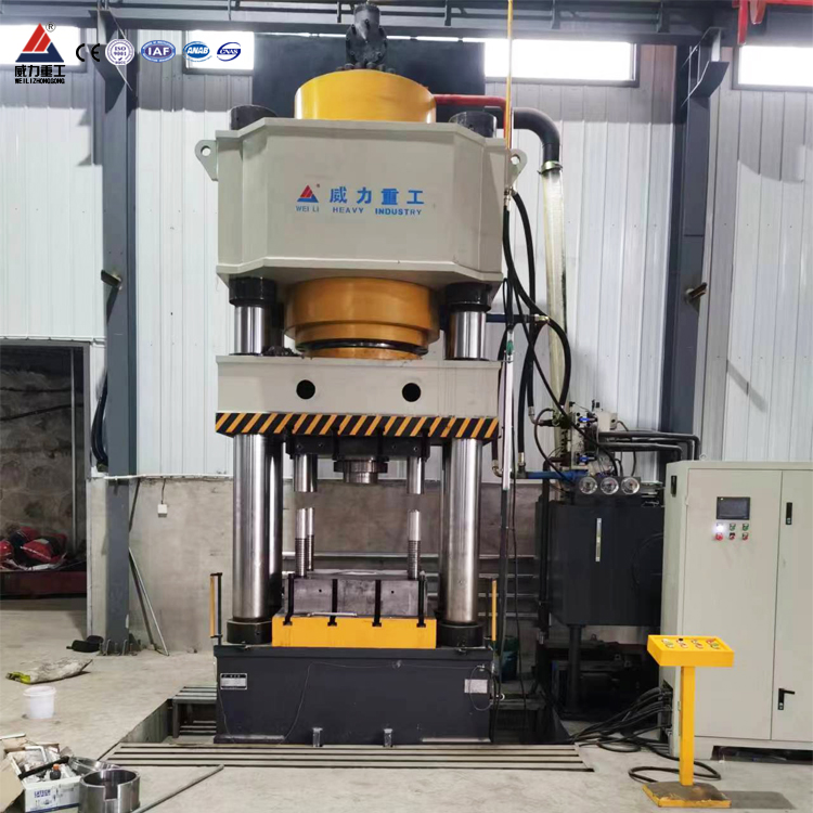 <b>2000噸鍛造液壓機(jī)（熱模鍛壓力機(jī)）</b>