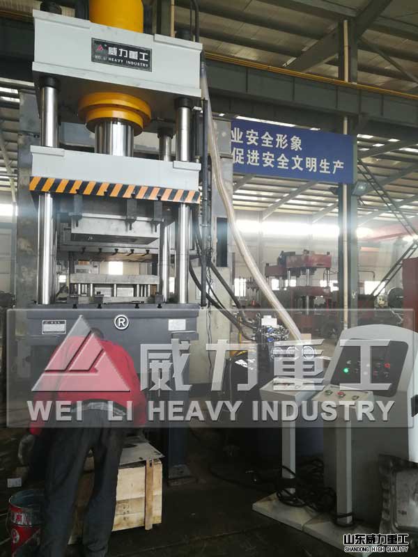 315噸液壓機帶模具來廠試機