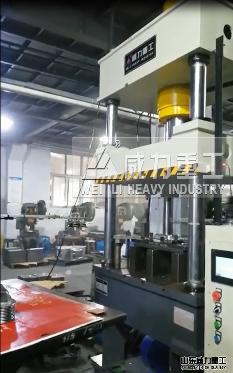 滕州液壓機(jī)客戶使用現(xiàn)場