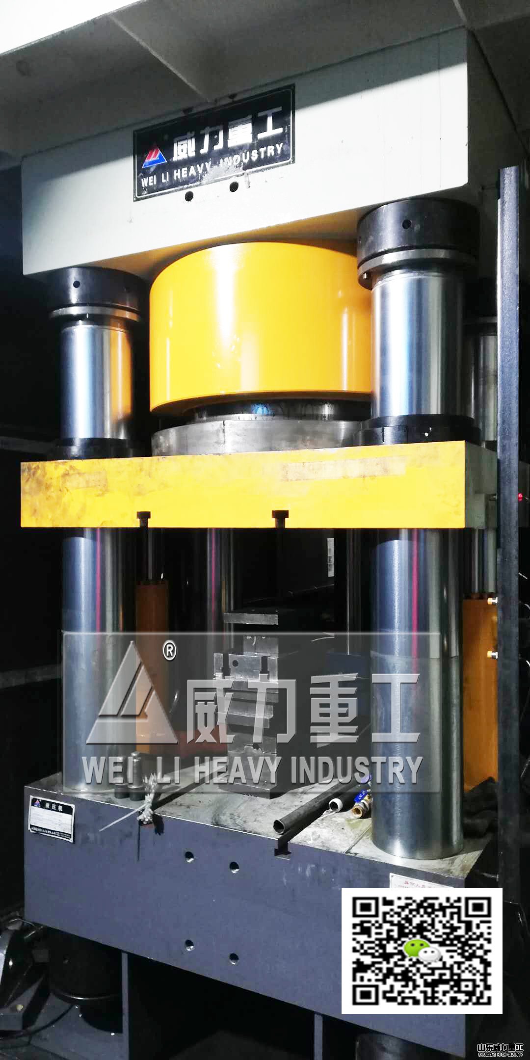 1000噸三聯(lián)鍛造液壓機機器照片