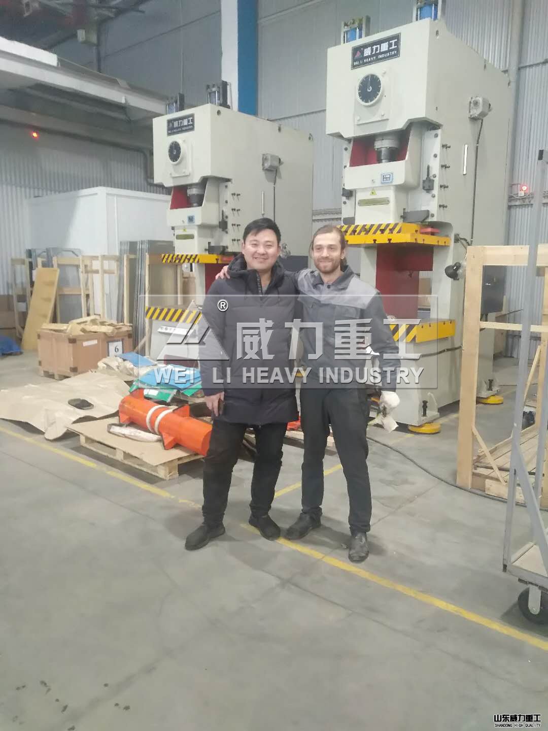 氣動(dòng)沖床前合影