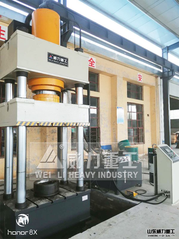 500噸液壓機現(xiàn)場拍攝