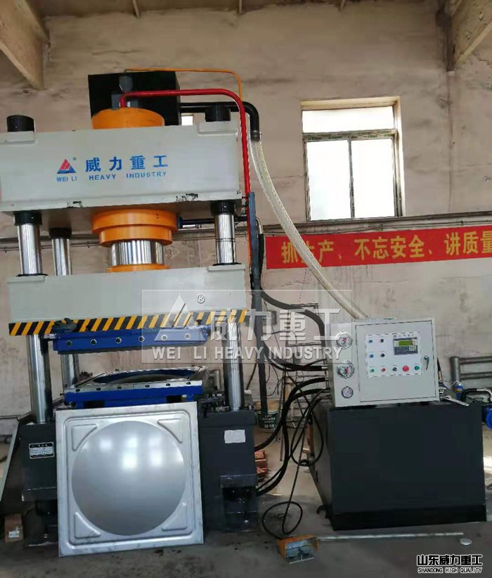 400噸不銹鋼水箱液壓機整機