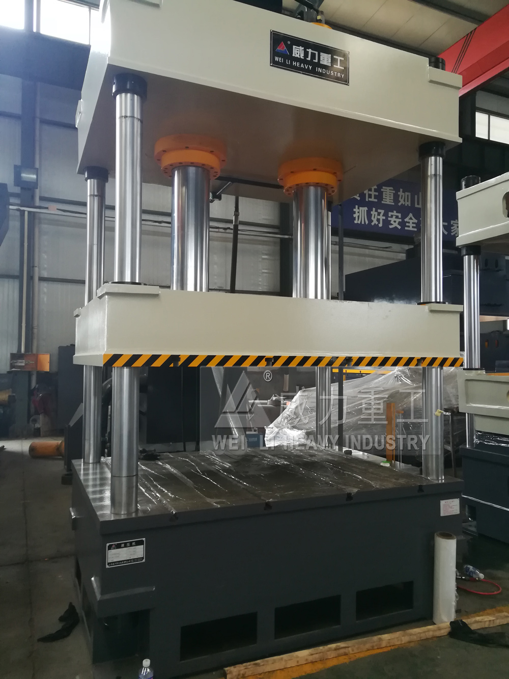 山東威力重工315噸漏糞板成型液壓機(jī)