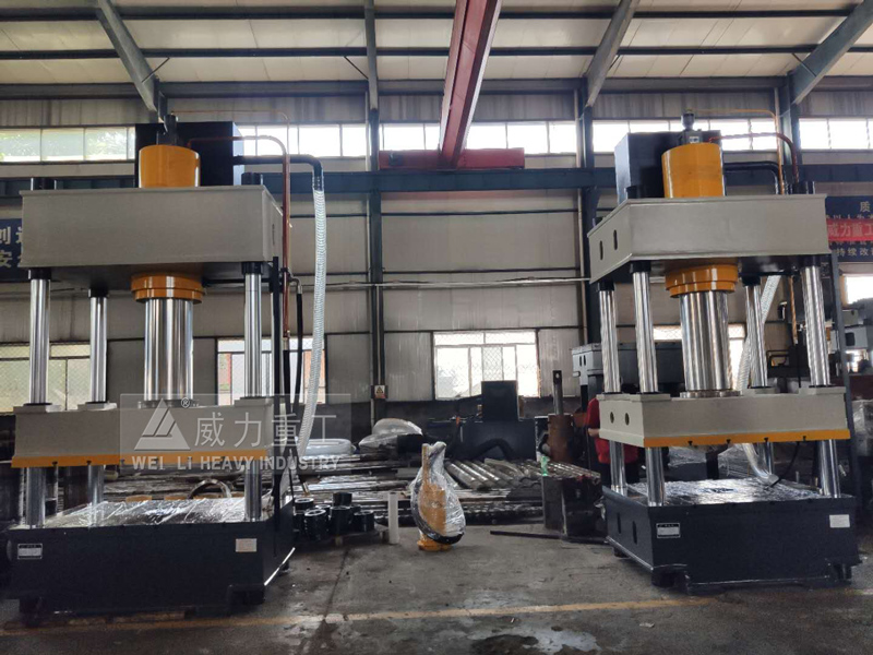 客戶定做多臺(tái)復(fù)合漏糞板液壓機(jī)