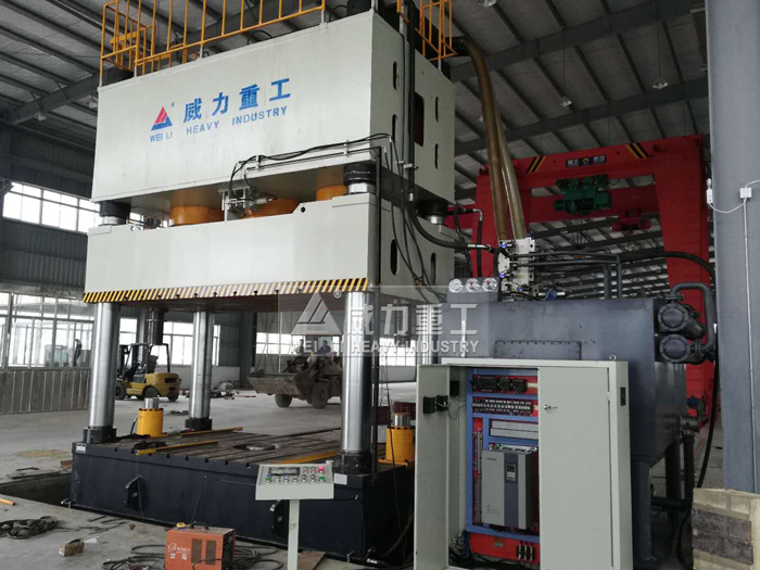 模壓汽車保險(xiǎn)杠四柱液壓機(jī)