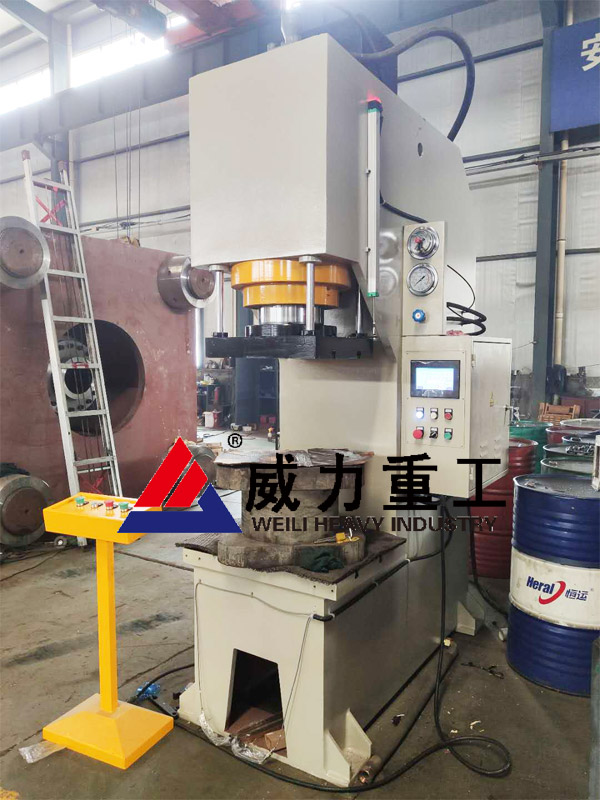 高配單臂液壓機(jī)車(chē)間照