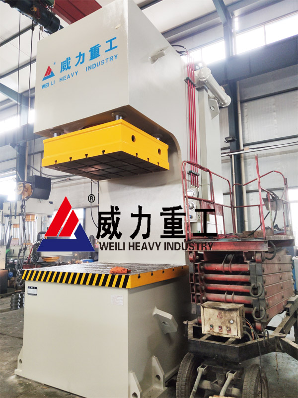 500噸單臂液壓校直機(jī)實(shí)拍