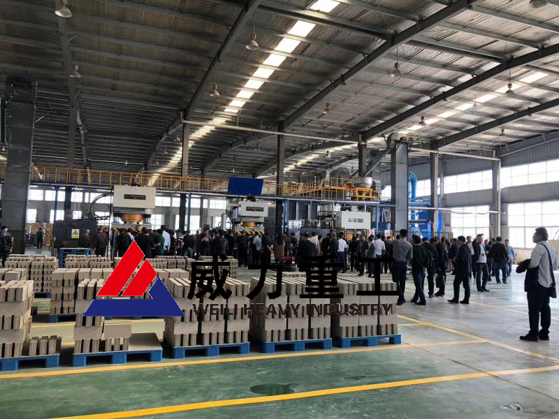 耐火材料液壓機(jī)生產(chǎn)現(xiàn)場(chǎng)