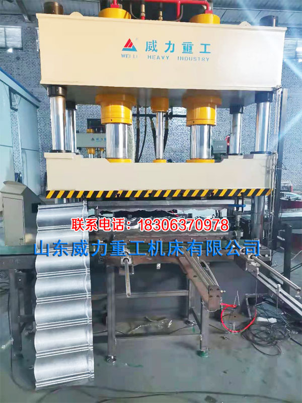 金屬彩鋼瓦液壓機客戶現(xiàn)場