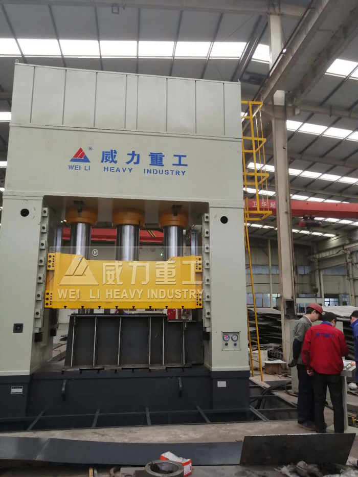 1600噸框架式液壓機(jī)加工配重塊