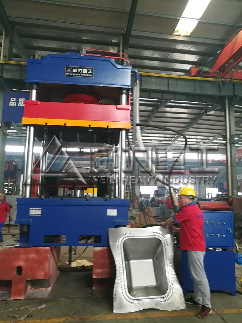 拉伸灰斗車液壓機(jī)試機(jī)現(xiàn)場(chǎng)