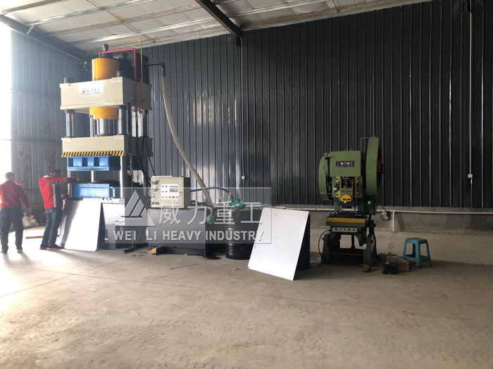 不銹鋼水箱液壓機(jī)客戶使用現(xiàn)場(chǎng)