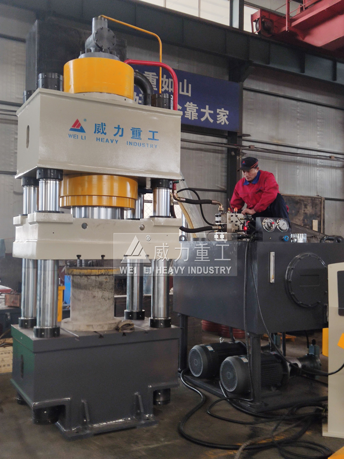 熱鍛專(zhuān)用四柱液壓機(jī)