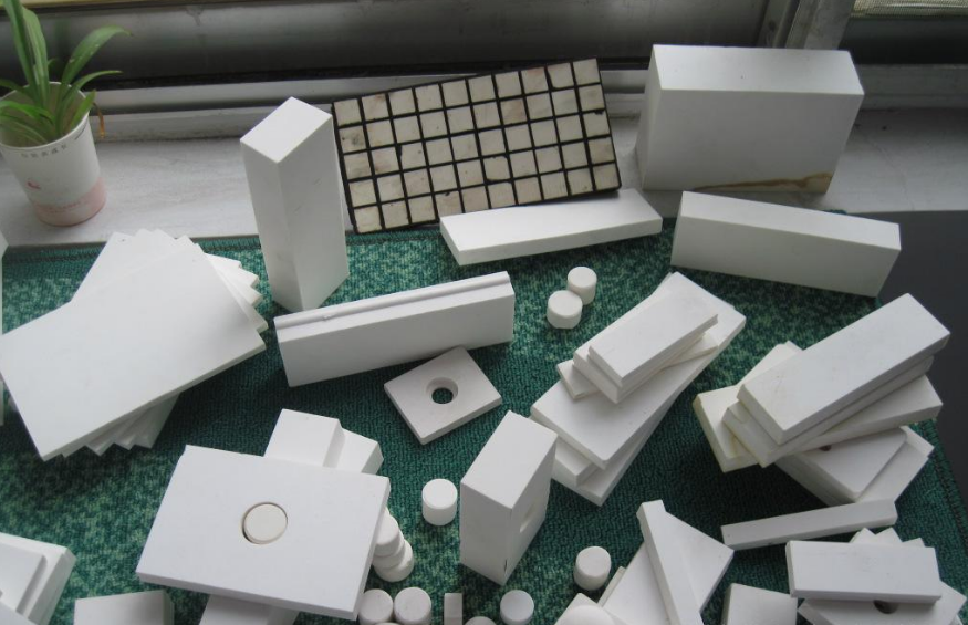 四柱液壓機壓制陶瓷粉末成品