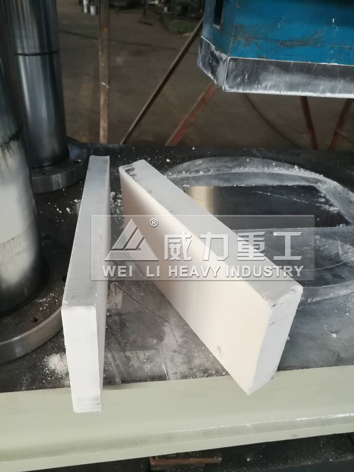 四梁四柱液壓機(jī)壓制成型陶瓷塊