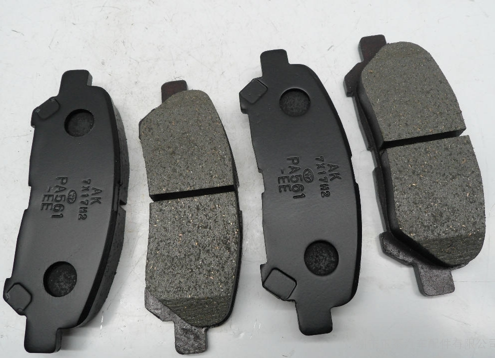 四柱液壓機壓制剎車片成品