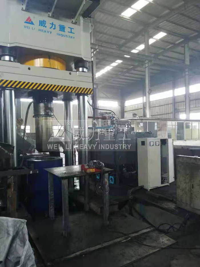 山東威力重工石墨坩堝成型液壓機(jī)