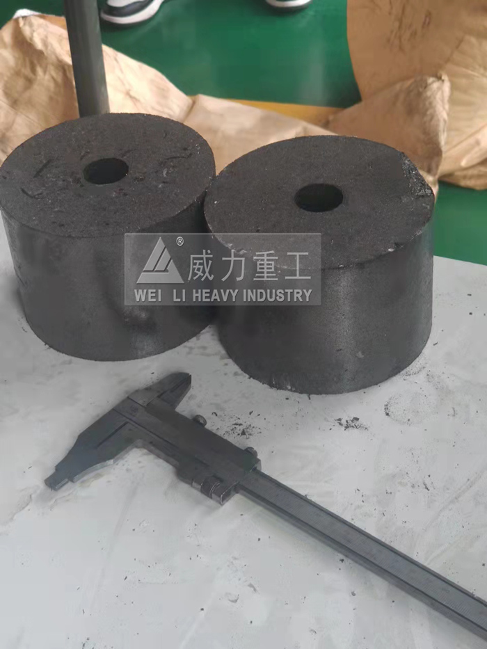 四柱液壓機(jī)壓制配重塊成品