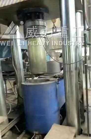 四柱液壓機(jī)壓制坩堝成品