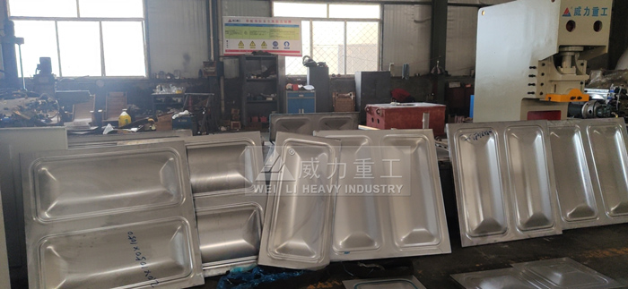 四柱液壓機(jī)壓制水箱成品