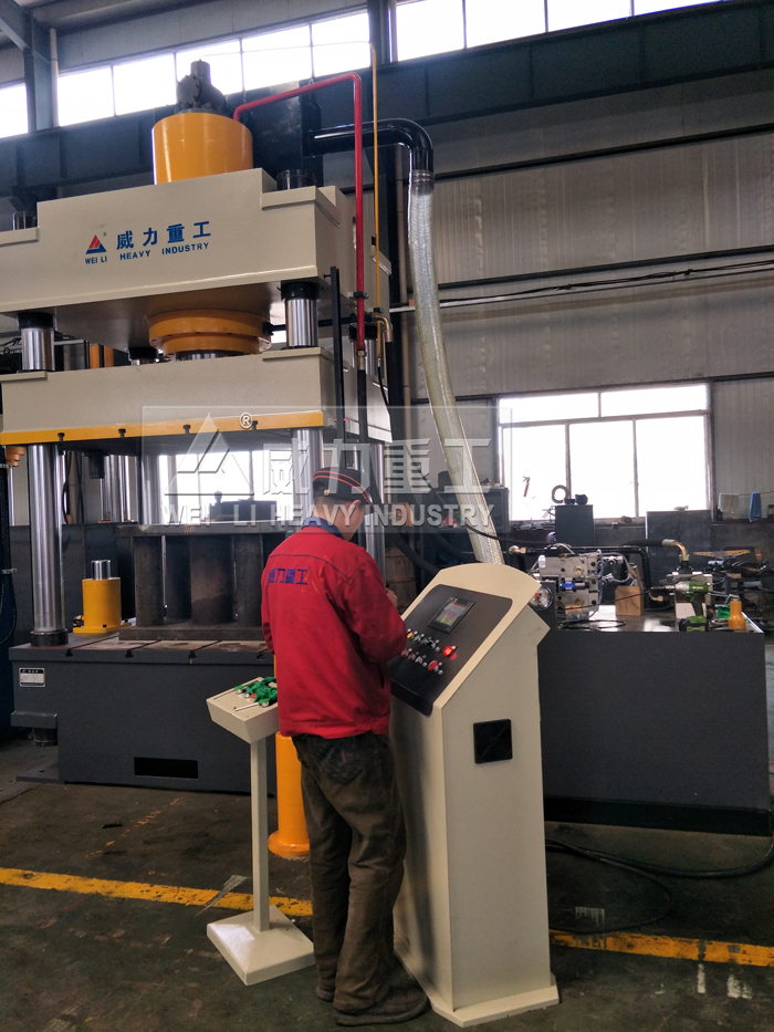 山東威力重工500噸四柱液壓機(jī)應(yīng)用范圍廣