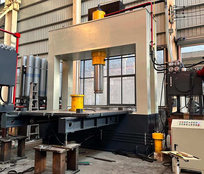 315噸龍門(mén)液壓機(jī)